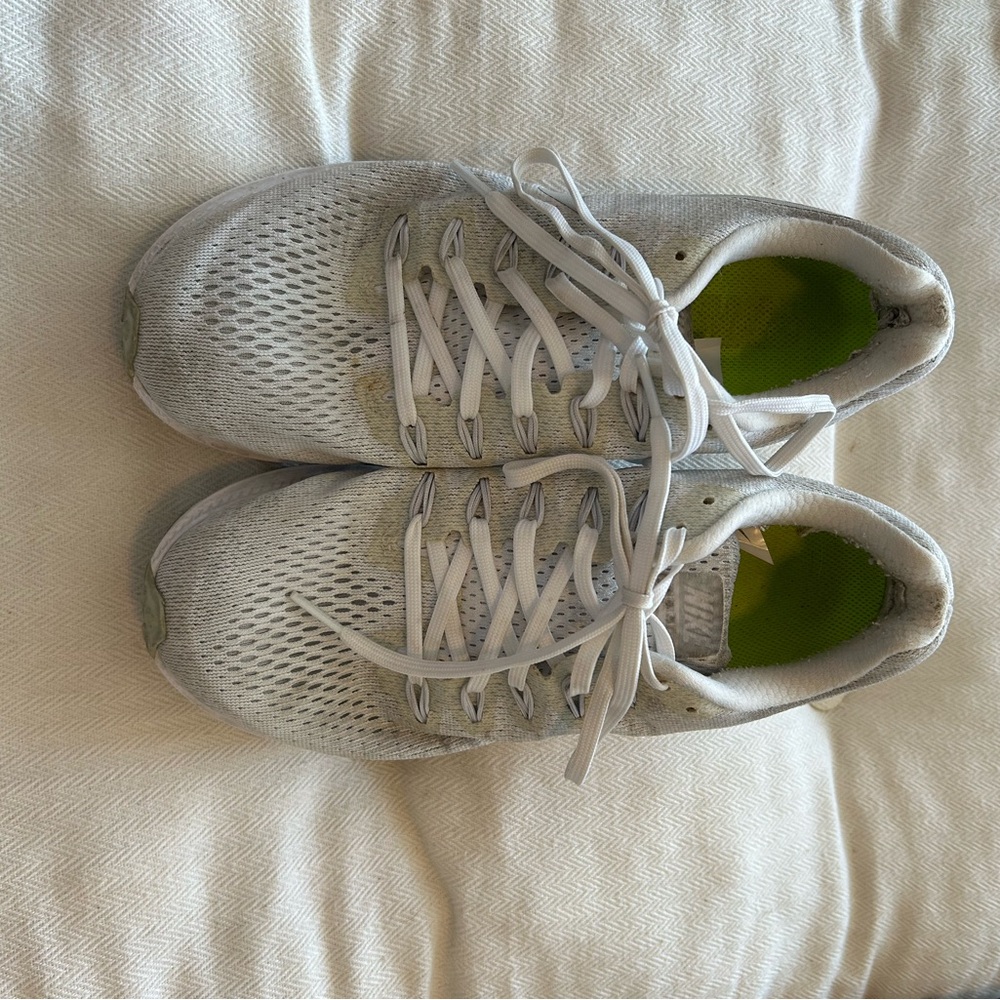 Nike Women's Light Gray Sneakers